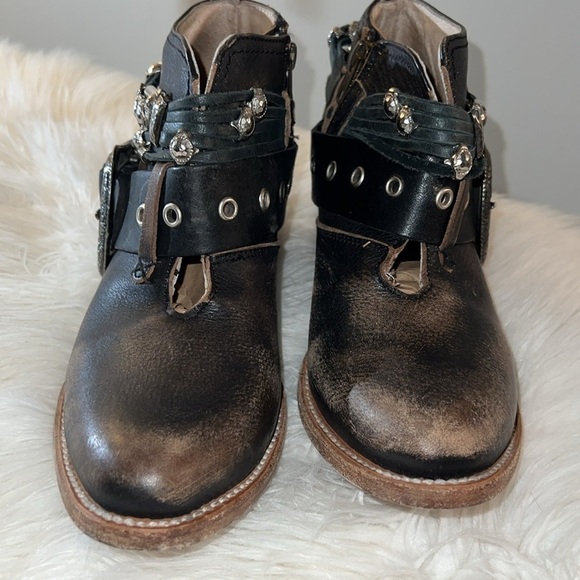 EUC Freebird Saloon Distressed Silver Buckle Black/ Brown Booties Size 8 - Picture 10 of 14